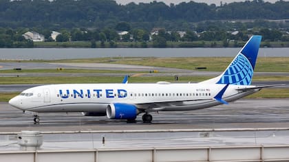 El Boeing 767 de United Airlines logró tocar tierra en el Aeropuerto Libertad de Newark tras impactar estructuras en la autopista durante su descenso final