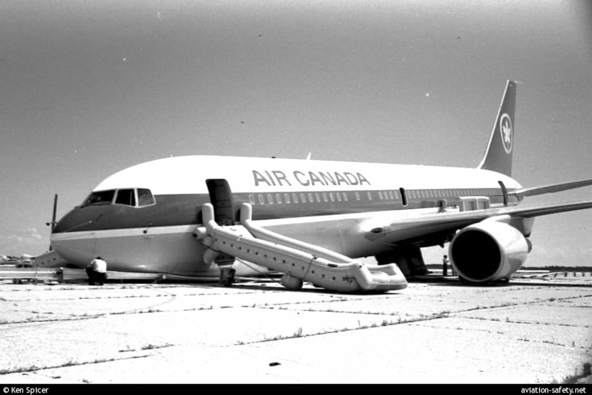El Boeing de Air Canada, con un tren de aterrizaje menos, en la pista de Gimli, que ya no funcionaba como un aeropuerto.