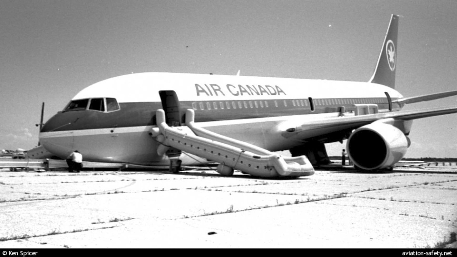 El Boeing de Air Canada, con un tren de aterrizaje menos, en la pista de Gimli, que ya no funcionaba como un aeropuerto.