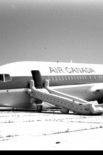 El Boeing de Air Canada, con un tren de aterrizaje menos, en la pista de Gimli, que ya no funcionaba como un aeropuerto.