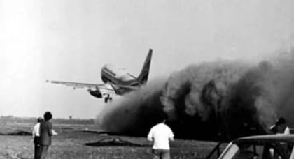 El Boeing levantó una nube de polvo y despegó desde una pista metálica de apenas 500 metros