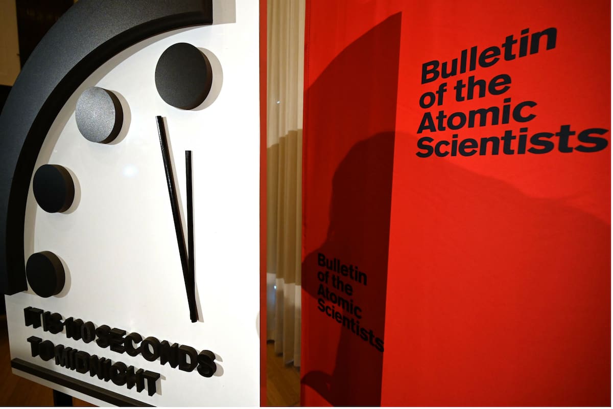 El Boletín de los Científicos Atómicos, que calcula el momento en el que mundo se acabará, presentó su edición anual y adelantó dos minutos ese instante en relación con las mediciones previas.
