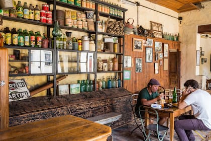 El boliche luce prácticamente intacto y sus costumbres se mantienen casi religiosamente.