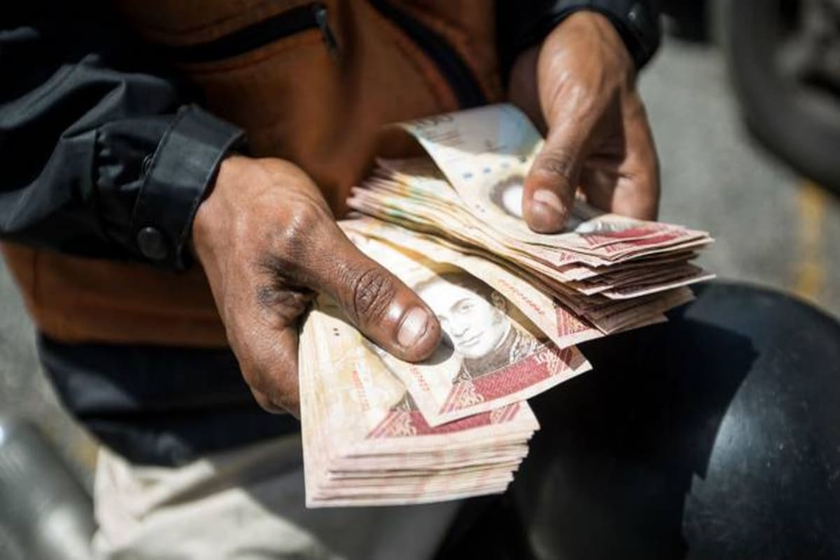 El bolívar se devaluó repetidamente desde el acceso del chavismo hasta tocar niveles irrisorios