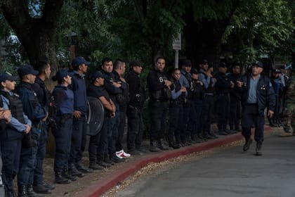 El Bolson. Enfrentamiento fuera de la comisaria de El Bolson entre una patota que responde al intendente Bruno Pogliano y vecinos de Mallin Ahogado. Por la detencion de una persona que estaria vinculada a los incendios. Los pobladores de Mallin Ahogado lo defendian, dicen que es un compañero