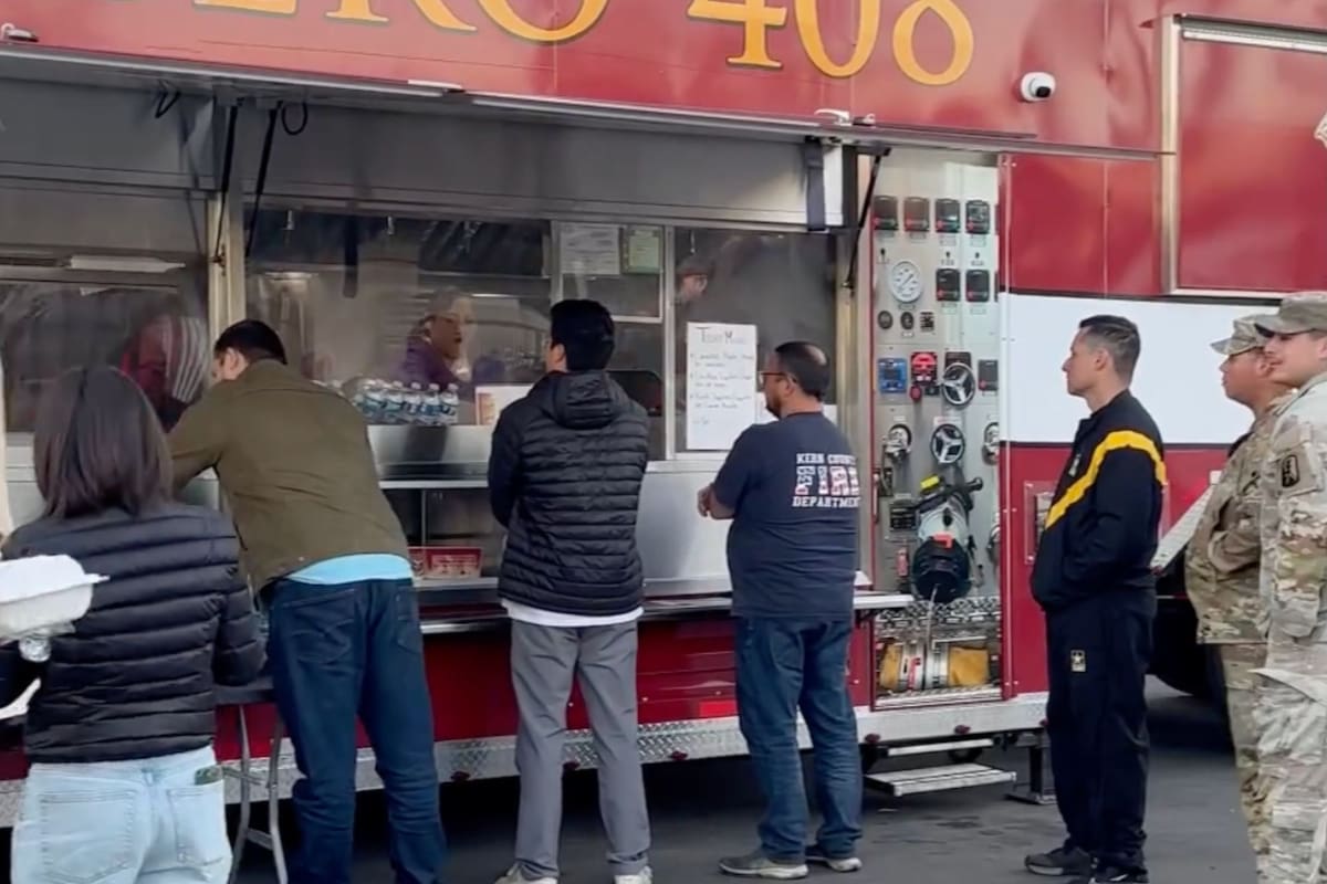 "El bombero 408", reparte comida mexicana y es una iniciativa solidaria de Facundo Segura, junto a su familia y del empresario musical Ángel del Villar