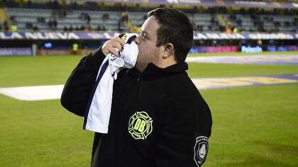 El bombero Álvaro besa la camiseta de Boca y saluda a los hinchas