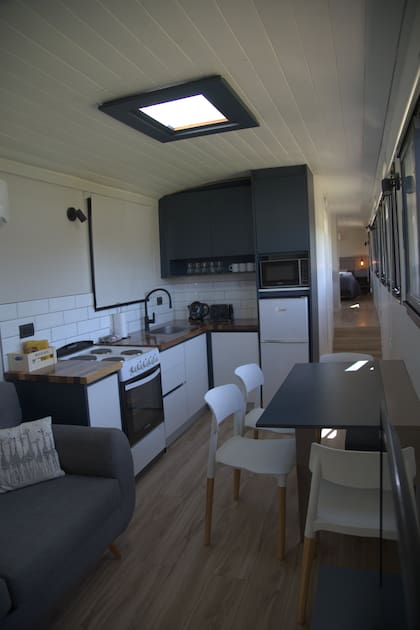 El bondi tiene cocina equipadísima, comedor, un pequeño cuarto, un baño completo y un cuarto principal con cama de dos plazas.