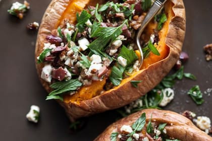 El boniato contiene vitaminas A y C, fibra, antioxidantes como el betacaroteno y hierro