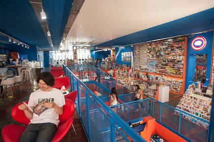 El local más nuevo de La Revistería tiene una cafetería en el piso superior