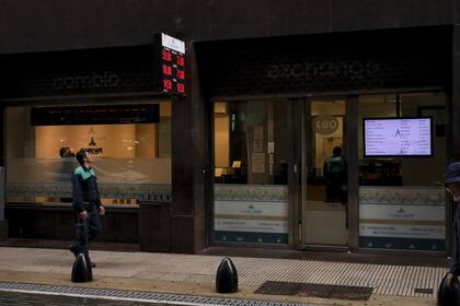 El boqueo casi total impuesto a la compra de divisas alejó a los clientes de bancos y casas de cambio