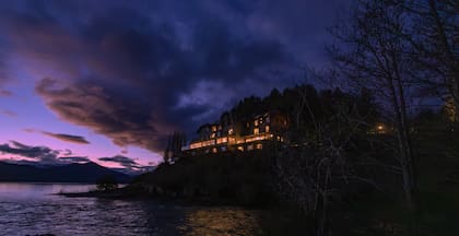 El bosque, la cordillera y el inmenso Nahuel Huapi enmarcan otro memorable atardecer en el Correntoso Lake & River Hotel.