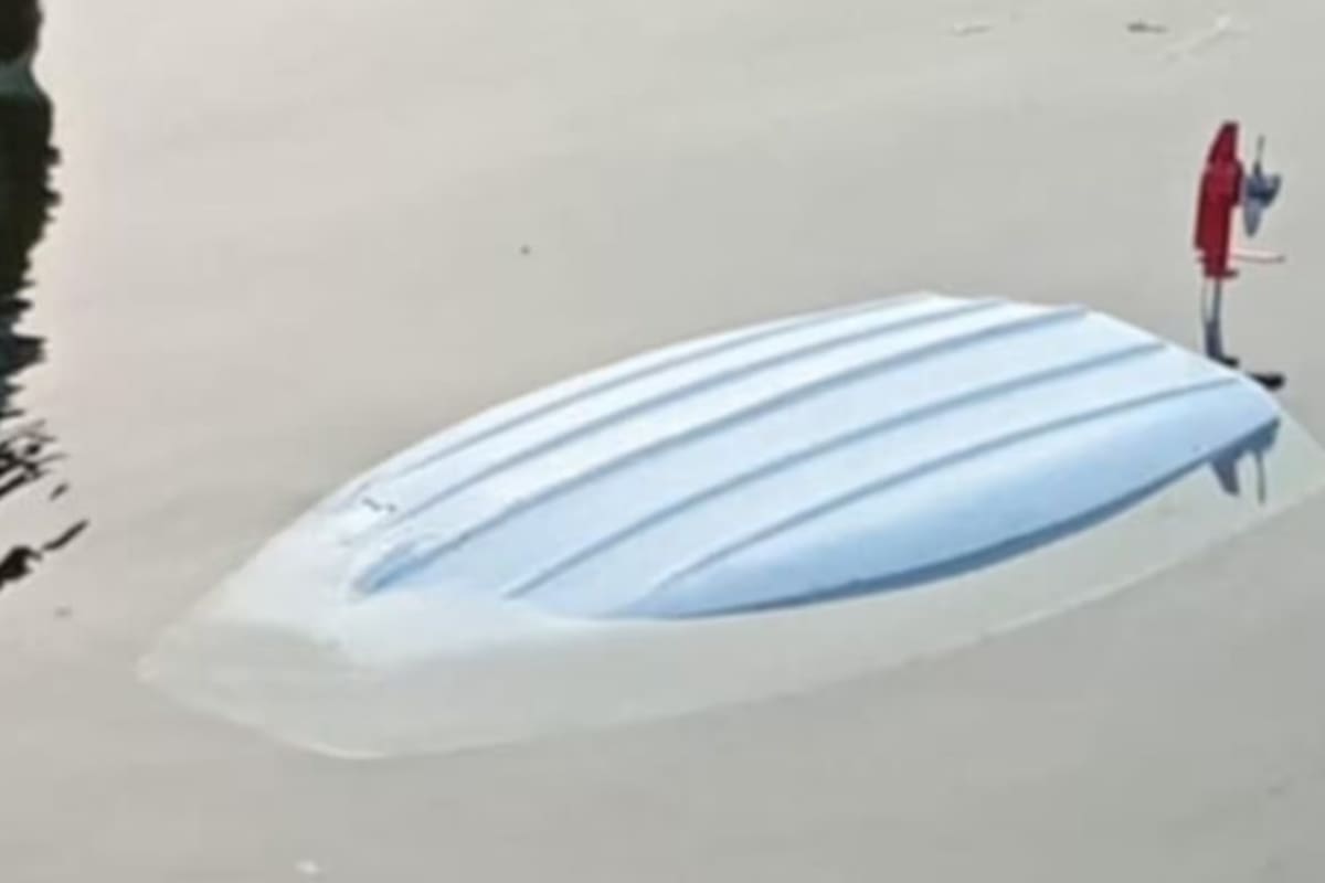 El bote dado vuelta en el lago