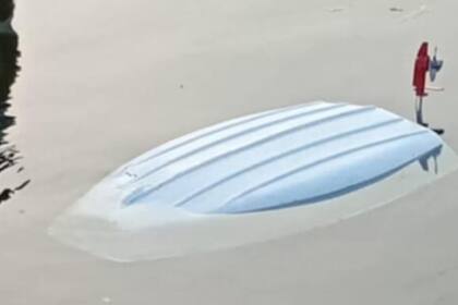 El bote dado vuelta en el lago