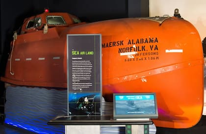 El bote salvavidas en el que escaparon los piratas somalíes con el capitán Phillips como rehén se exhibe hoy en el museo de los Seals