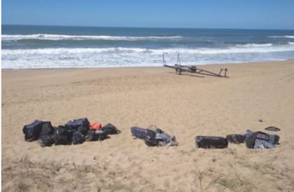 El bote transportaba más de una tonelada de cocaína y fue hallado en un balneario de Rocha, Uruguay