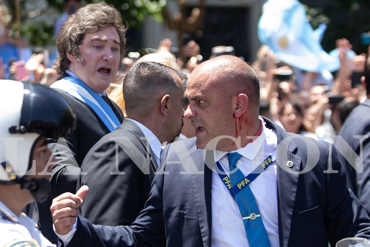 El botellazo que le tiraron a Javier Milei cuando se dirigía a Casa Rosada y que impactó en un custodio