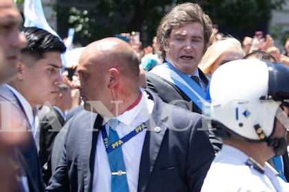 El botellazo que le tiraron a Javier Milei cuando se dirigía a Casa Rosada y que impactó en un custodio