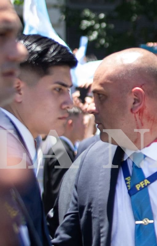 El botellazo que le tiraron a Javier Milei cuando se dirigía a Casa Rosada y que impactó en un custodio