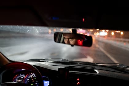 El botón se suele encontrar en el espejo retrovisor del auto