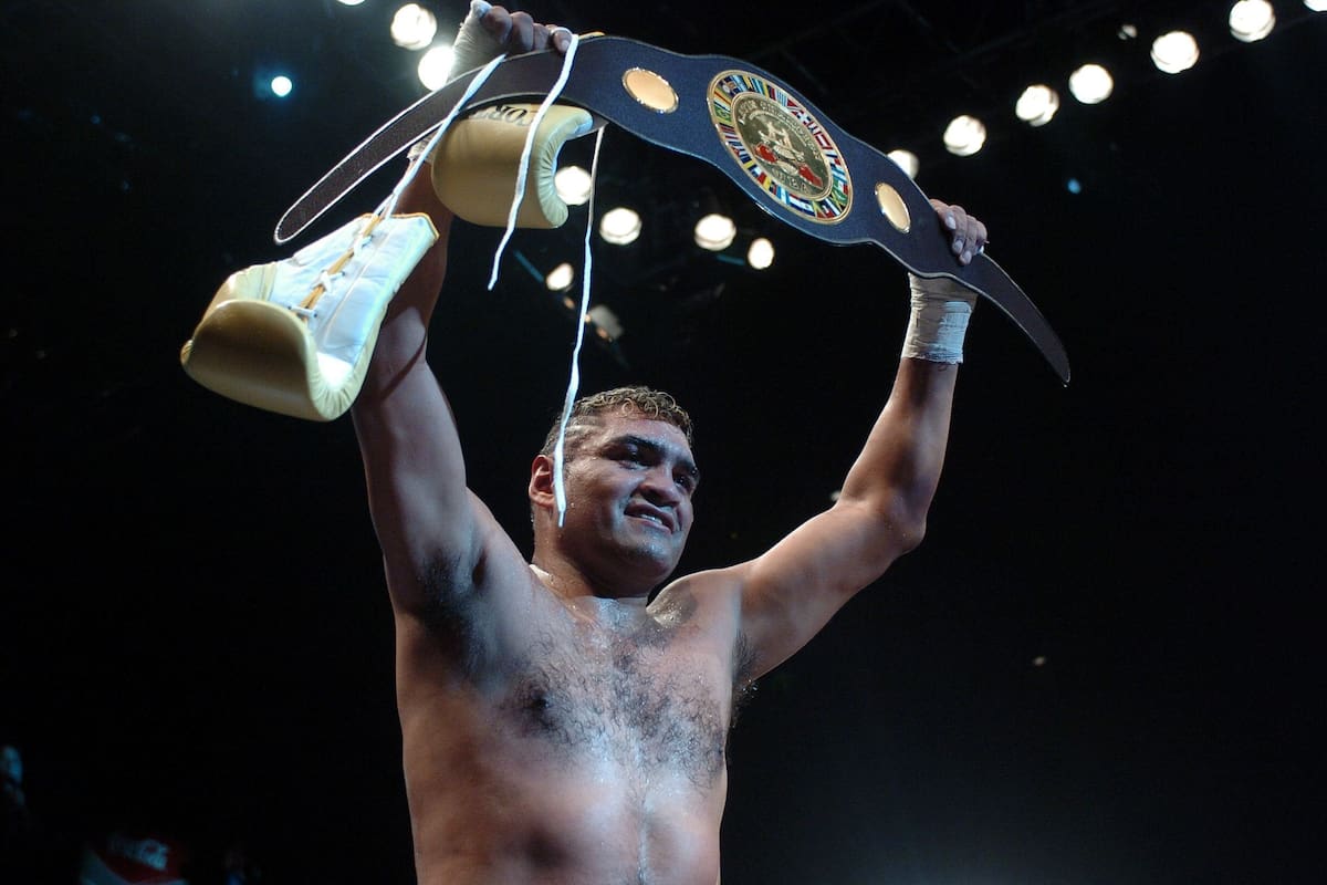 El boxeador Jorge Castro festeja la obtención del título Fedelatín de la AMB