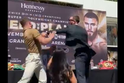 El boxeador mexicano Canelo Álvarez esquiva el zurdazo de Caleb Plant