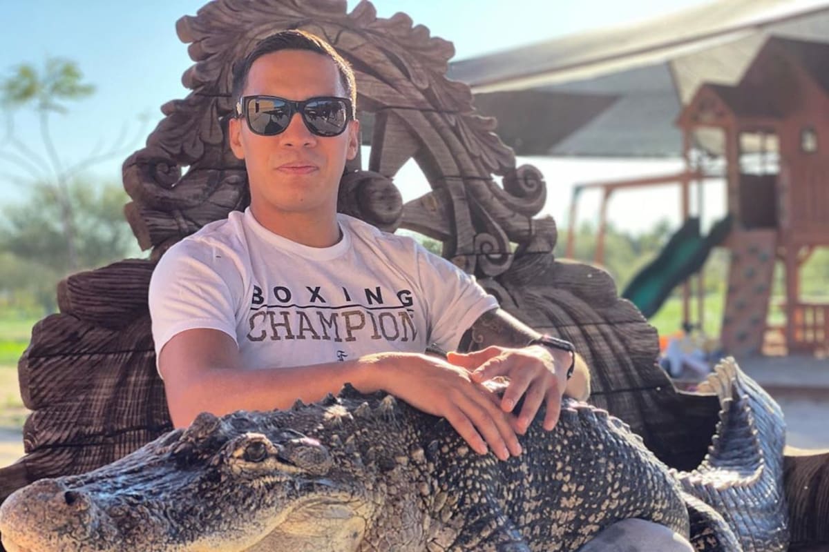 El boxeador mexicano Óscar Valdez y su cocodrilo Steve. Crédito: Instagram