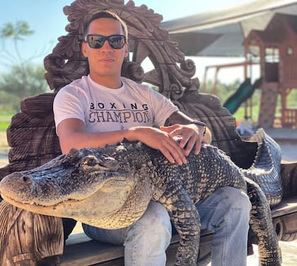 El boxeador mexicano Óscar Valdez y su cocodrilo Steve.