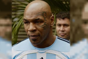 Mike Tyson se sumó a la fiebre por Messi con una camiseta argentina firmada por Maradona