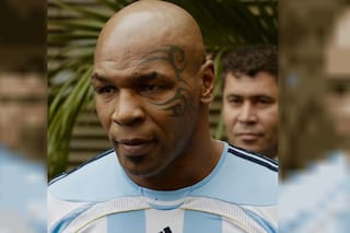 Mike Tyson se sumó a la fiebre por Messi con una camiseta argentina firmada por Maradona
