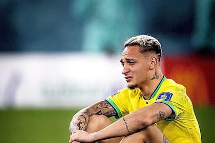 El brasileño Antony llora, tras la eliminación del seleccionado verdeamarelo en los cuartos de final de Qatar 2022