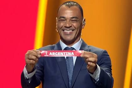 El brasileño Cafú durante el sorteo del Mundial de Qatar 2022