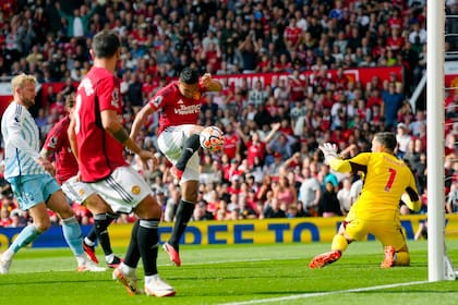 El brasileño Casemiro anota el segundo gol de Manchester United ante Nottingham Forest