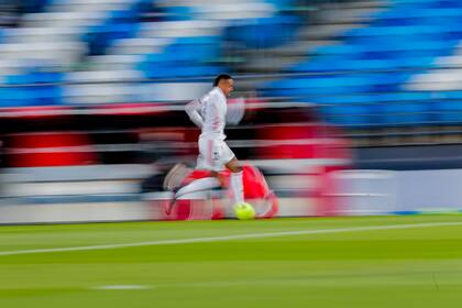 El brasileño Eder MIlitao, del Real Madrid, conduce el balón durante un partido ante el Sevilla, el domingo 9 de mayo de 2021 (AP Foto/Manu Fernández)