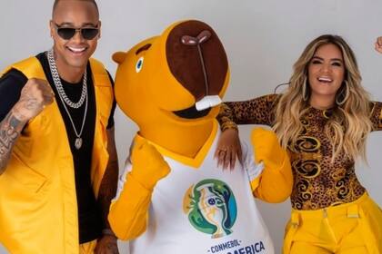 El brasileño Léo Santana y la colombiana Karol G, intérpretes de la canción oficial de la Copa América 2019