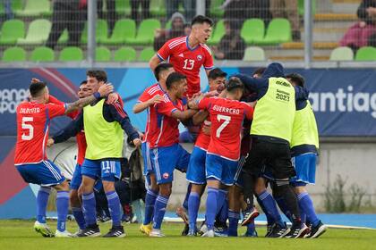 El brasileño Marcus Oliveira, derecha, dispara a gol ante la marca de Antonio Leone durante la semifinal varonil de los Juegos Panamericanos en Viña del Mar, Chile, miércoles, noviembre 1, 2023. (AP Foto/Moisés Castillo)