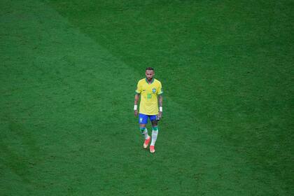 El brasileño Neymar abandona el terreno de juego durante un partido del Grupo G entre Brasil y Serbia, en el estadio de Lusail, en Lusail, Qatar, el 24 de noviembre de 2022. (AP Foto/Darko Vojinovic)