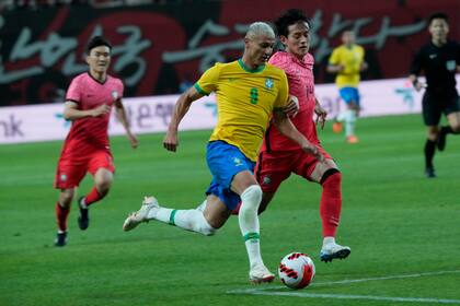 El brasileño Richarlison va por el balón ante Hong Chul de Corea del Sur durante un partido amistoso en Seúl, Corea del Sur, el jueves 2 de junio de 2022. (AP Foto/Ahn Young-joon)