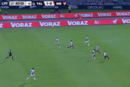 El brasileño Rick está por terminar el contraataque de Talleres y sacará el derechazo que finalizará en el 2-0 ante Instituto