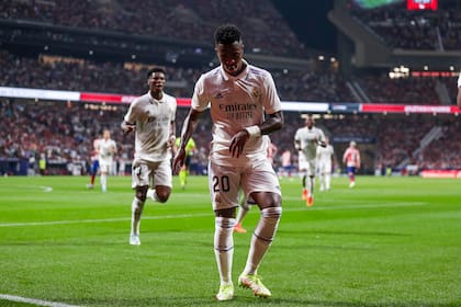 El brasileño, víctima de racismo: Vinicius Junior celebrando con su clásico bailecito el primer gol de Real Madrid ante Atlético de Madrid, marcado por su compatriota Rodrygo