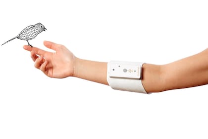 El brazalete de H2L genera pequeñas descargas eléctricas que estimulan la piel del usuario; reproducen la sensación de tacto y peso de un objeto virtual y, también, algo de incomodidad o dolor