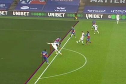 El brazo de Bamford que el VAR detecta para anular el gol de Leeds