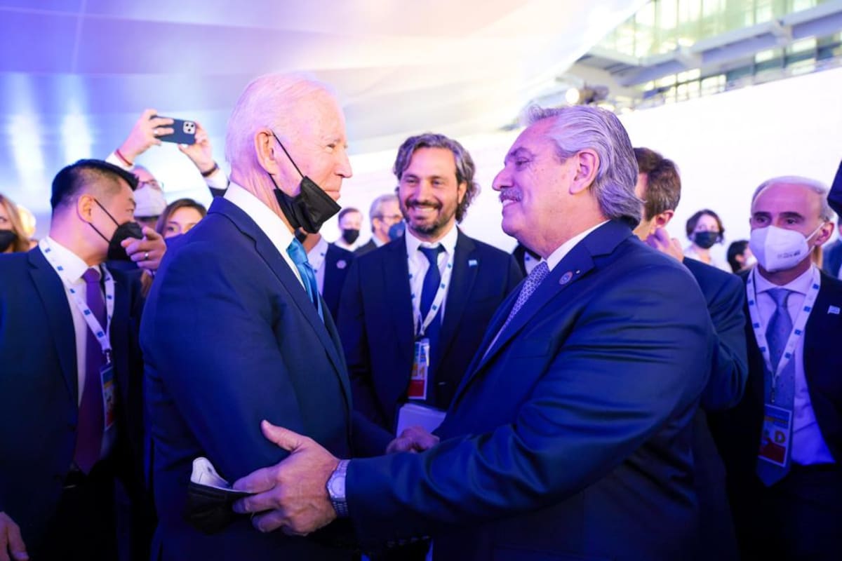 El breve cruce del presidente Alberto Fernández y su par estadounidense, Joe Biden, durante el G20, en Roma.