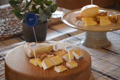 El brie y el reblochon (que elaboran desde 1989) son las dos variedades emblemáticas de Fermier.