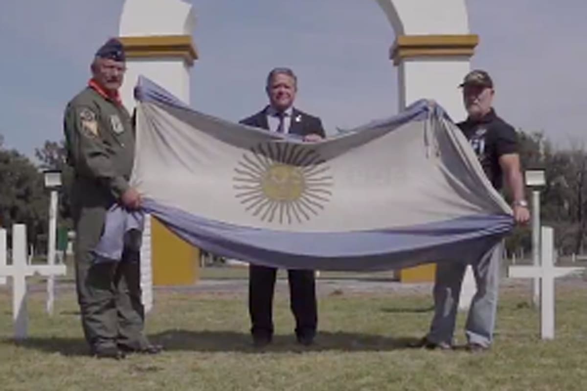 El brigadier Ernesto Rubén Ureta, el coronel Daniel Esteban y el capitán de fragata Carlos Bianchi, en el video oficial