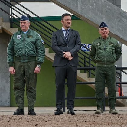 El brigadier general Fernando Luis Mengo, el ministro Luis Petri y el brigadier general Xavier Julián Isaac