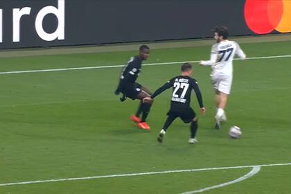 El brillante taco de Khvicha Kvaratskhelia para asistir a Giovanni Di Lorenzo, que marcará el 2-0 de Napoli sobre Eintracht Frankfurt en la Champions League.