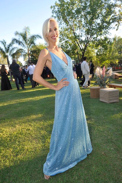 El brillante vestido de Grudke: un modelo en celeste con bordados en plata. desde hace un tiempo su vida cambió rotundamente cuando decidió dedicarse al fisiculturismo y a las competencias deportivas