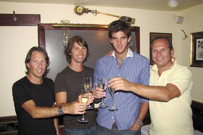 El brindis en Nueva York, tras el US Open 2009, entre Franco Davin, Martiniano Orazi, Juan Martin del Potro y Ugo Colombini
