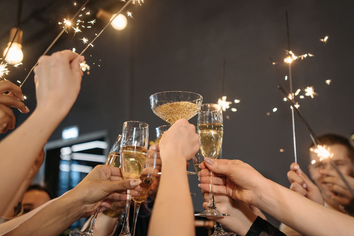 El brindis es uno de los rituales más tradicionales en las fiestas de fin de año